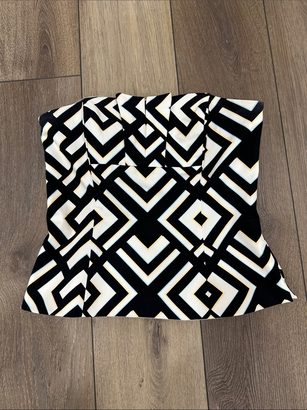 White House Black Market Black and White Strapless Geometric Top; NWOT; SZ-6